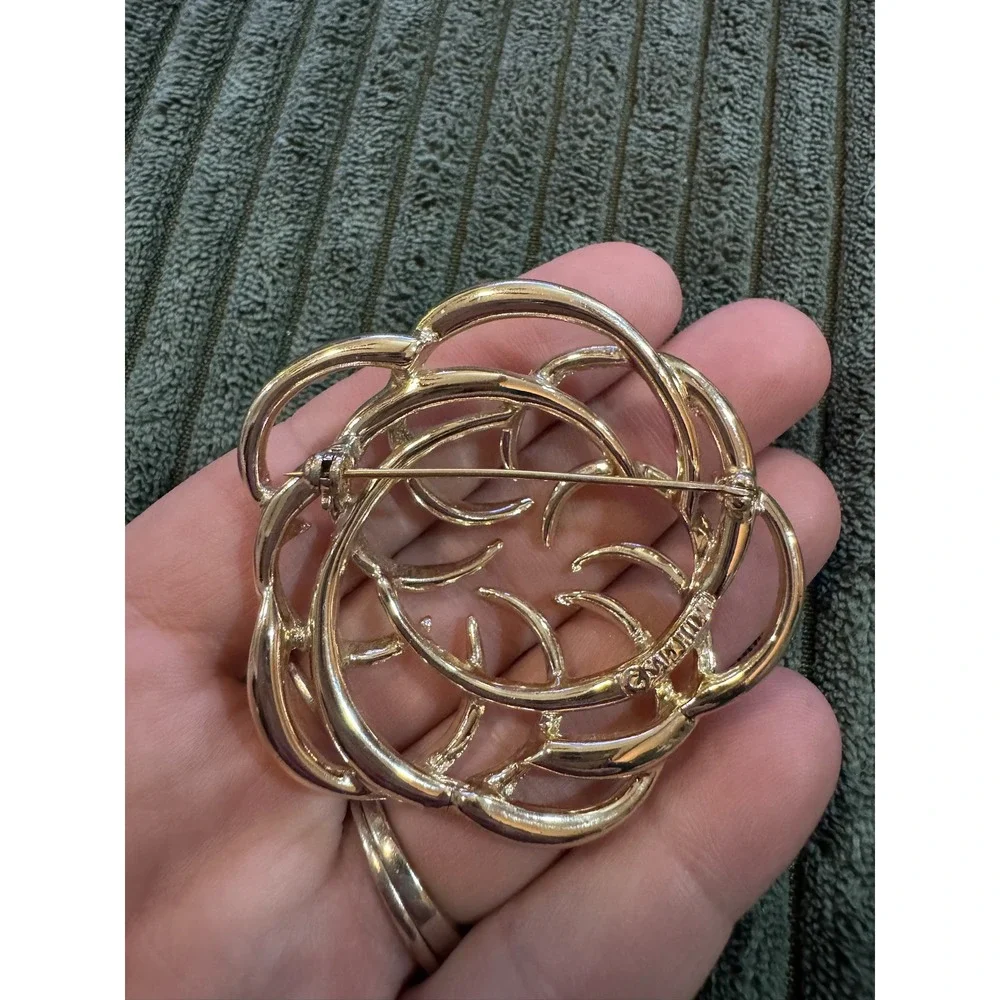 Sarah ... Gold Tone Swirl Brooch Pin Textured Openwork Geometric Abstract Womens